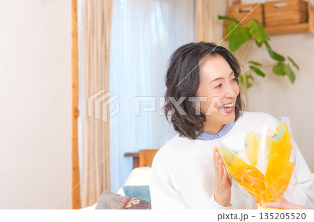 母へプレゼントを渡す娘 135205520