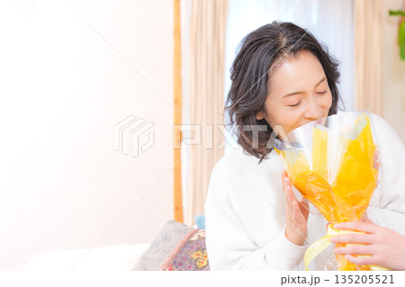 母へプレゼントを渡す娘 135205521