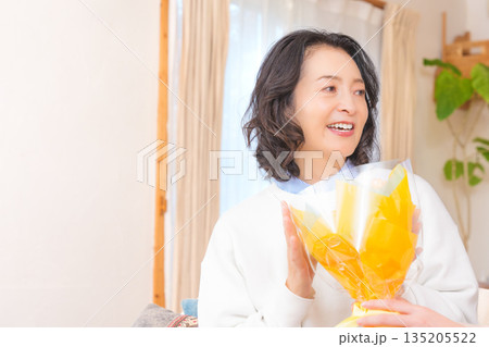 母へプレゼントを渡す娘 135205522