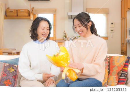 母へプレゼントを渡す娘 135205523