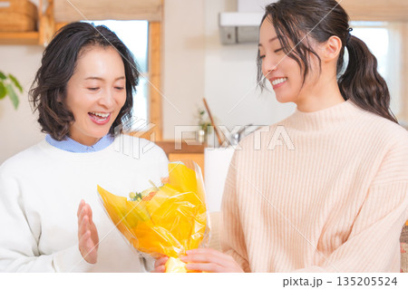 母へプレゼントを渡す娘 135205524
