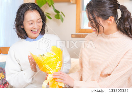 母へプレゼントを渡す娘 135205525