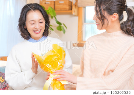 母へプレゼントを渡す娘 135205526
