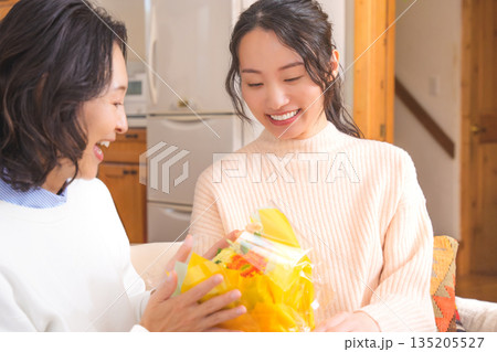母へプレゼントを渡す娘 135205527