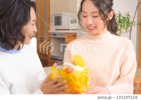 母へプレゼントを渡す娘 135205528