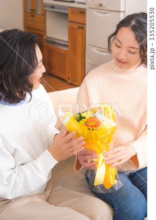 母へプレゼントを渡す娘 135205530