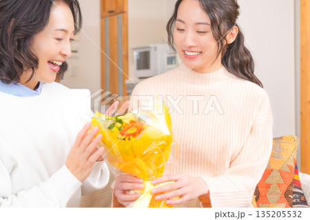 母へプレゼントを渡す娘 母へプレゼントを渡す娘 135205532