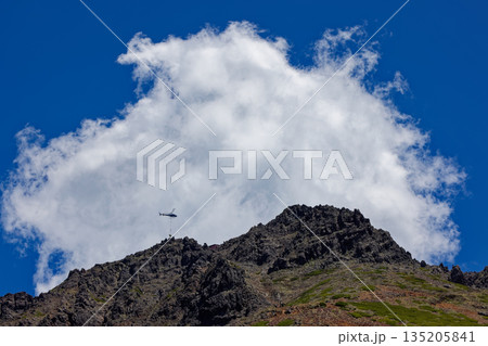 文三郎道分岐から見る八ヶ岳連峰・赤岳山頂と荷揚げのヘリコプター 文三郎道分岐から見る八ヶ岳連峰・赤岳山頂と荷揚げのヘリコプター 135205841