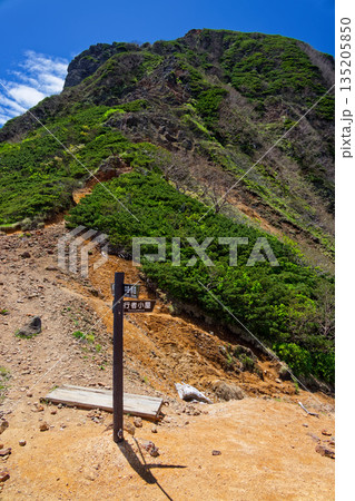 八ヶ岳連峰・中岳のコルから見る阿弥陀岳 八ヶ岳連峰・中岳のコルから見る阿弥陀岳 135205850