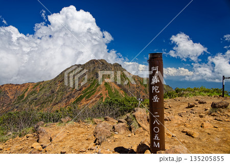 八ヶ岳連峰・阿弥陀岳山頂から見る赤岳 135205855