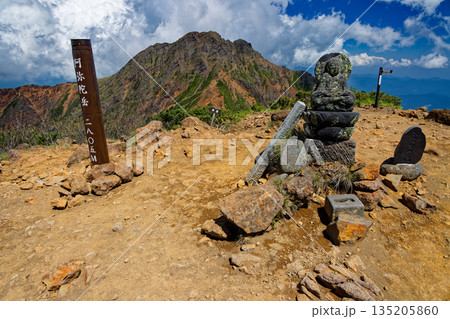 八ヶ岳連峰・阿弥陀岳山頂の石仏と赤岳の眺め 八ヶ岳連峰・阿弥陀岳山頂の石仏と赤岳の眺め 135205860