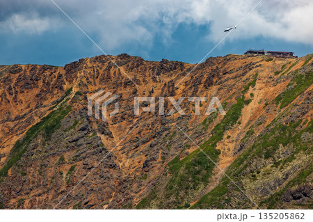 八ヶ岳連峰・阿弥陀岳から見る山小屋と荷揚げのヘリコプター 135205862