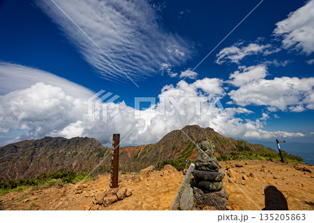 八ヶ岳連峰・阿弥陀岳山頂の石仏と赤岳の眺め 135205863