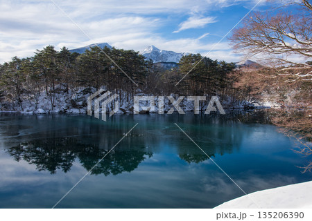 裏磐梯　冬の五色沼 135206390
