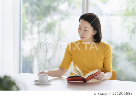 本を読むアラフィフの女性 135206658