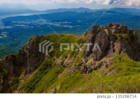 八ヶ岳連峰・阿弥陀岳山頂から見る諏訪湖方面 135206714