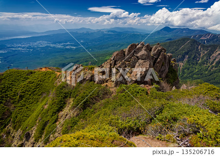 八ヶ岳連峰・阿弥陀岳山頂から見る諏訪湖・蓼科方面 135206716