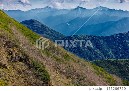 八ヶ岳連峰・御小屋尾根から見る編笠山と南アルプスの山並み 八ヶ岳連峰・御小屋尾根から見る編笠山と南アルプスの山並み 135206720