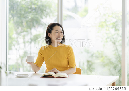 読書をするアラフィフの女性 読書をするアラフィフの女性 135206736