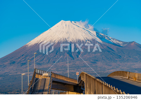 （静岡県）富士山夢の大橋　外国人観光客に人気の新撮影スポット 135206946