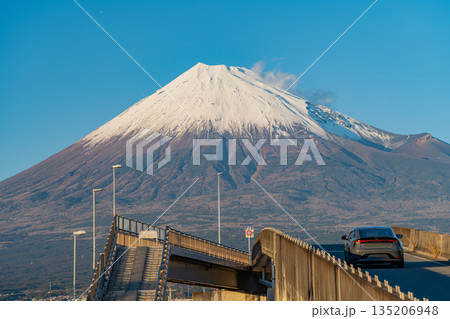 （静岡県）富士山夢の大橋　外国人観光客に人気の新撮影スポット 135206948