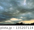 夕暮れの厚い雲とグラデーション空 | ドラマチックな空風景 135207114