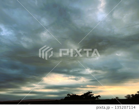 夕暮れの厚い雲とグラデーション空 | ドラマチックな空風景 135207114