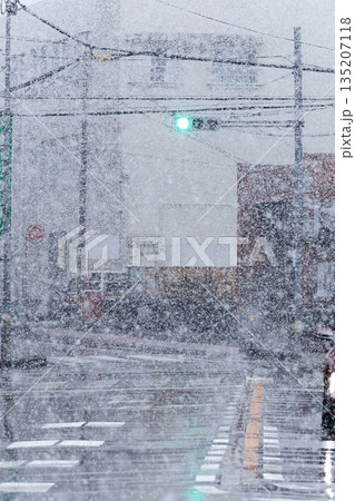 山陰地方にある八頭町の雪降る冬の風景 135207118