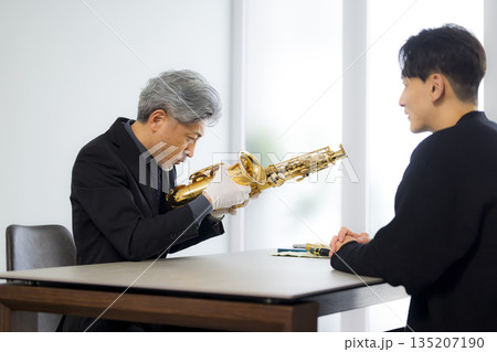 サックスを買取査定するの男性 135207190