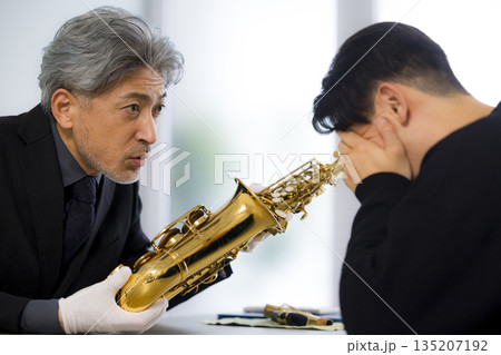 サックスを買取査定するの男性 135207192