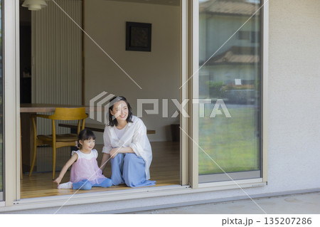 窓から外を見る家族 135207286