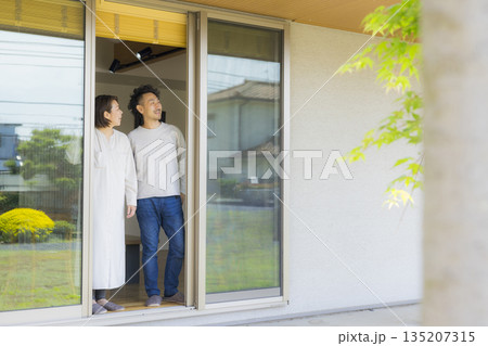 窓辺に立つミドル夫婦 窓辺に立つミドル夫婦 135207315