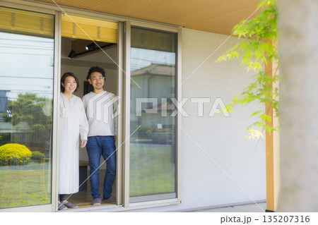 窓辺に立つミドル夫婦 窓辺に立つミドル夫婦 135207316