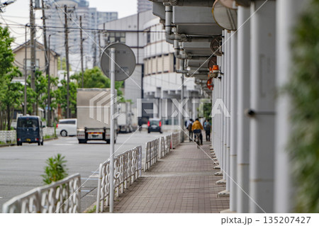 日本の都市風景 歩道と行き交う人々の日常 135207427