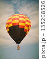 フィルムで撮った空に浮かぶ気球 135208526
