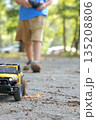 公園でラジコンで遊ぶ子供 135208806