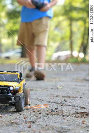 公園でラジコンで遊ぶ子供 135208806