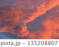 夕焼けに染まる雲 135208807