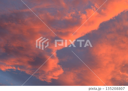 夕焼けに染まる雲 135208807