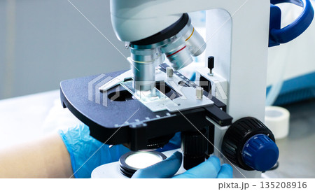 Highmagnification microscopy process involving careful slide handling and illumination Highmagnification microscopy process involving careful slide handling and illumination 135208916