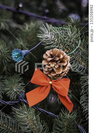 赤いリボンのクリスマスツリー 赤いリボンのクリスマスツリー 135208992