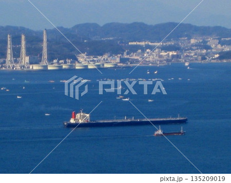 2009.1.11 鋸山展望台から見る浦賀水道を航行中の大型タンカー 2009.1.11 鋸山展望台から見る浦賀水道を航行中の大型タンカー 135209019