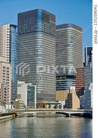 大阪中之島の高層ビル群と土佐堀川 135209041