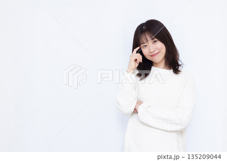 笑顔で考えている女性 笑顔で考えている女性 135209044
