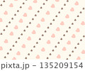 淡いピンクとブラウンのハートが散りばめられた、優しくロマンチックなバレンタインデー背景 135209154