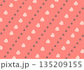 バレンタイン・母の日・ウェディングに！ピンクの背景に淡いピンクとグレーのハートが散りばめられた、キュ 135209155