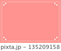 心ときめくピンクの背景に、上品なホワイトフレームとキュートなハートの装飾 135209158