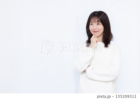 笑顔で考えている女性 笑顔で考えている女性 135209311
