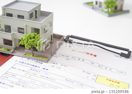 住宅模型と住宅ローンの手続き書類 住宅模型と住宅ローンの手続き書類 135209586