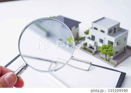 不動産に関係する書類と虫眼鏡 135209590